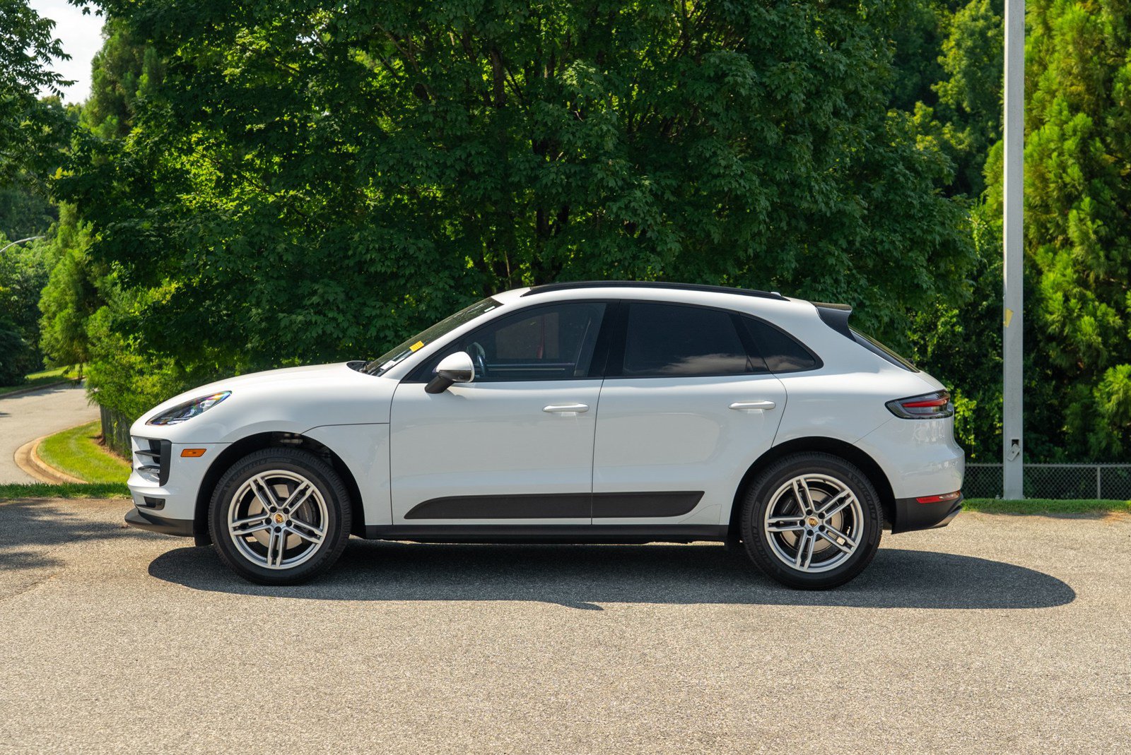 Certified 2021 Porsche Macan AWD/4WD image 3