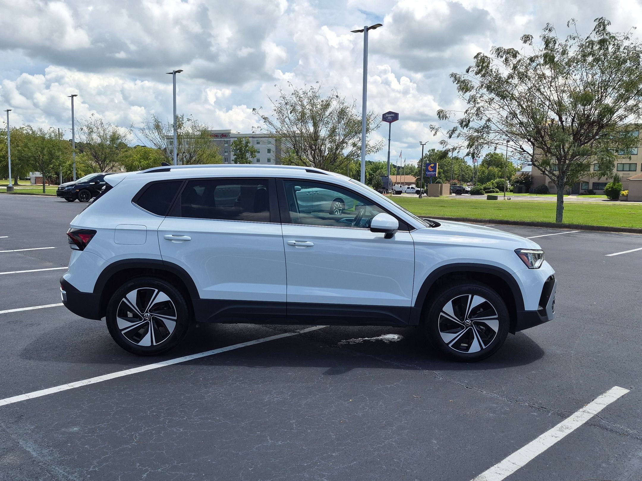 Used 2025 Volkswagen Taos SE AWD/4WD image 2