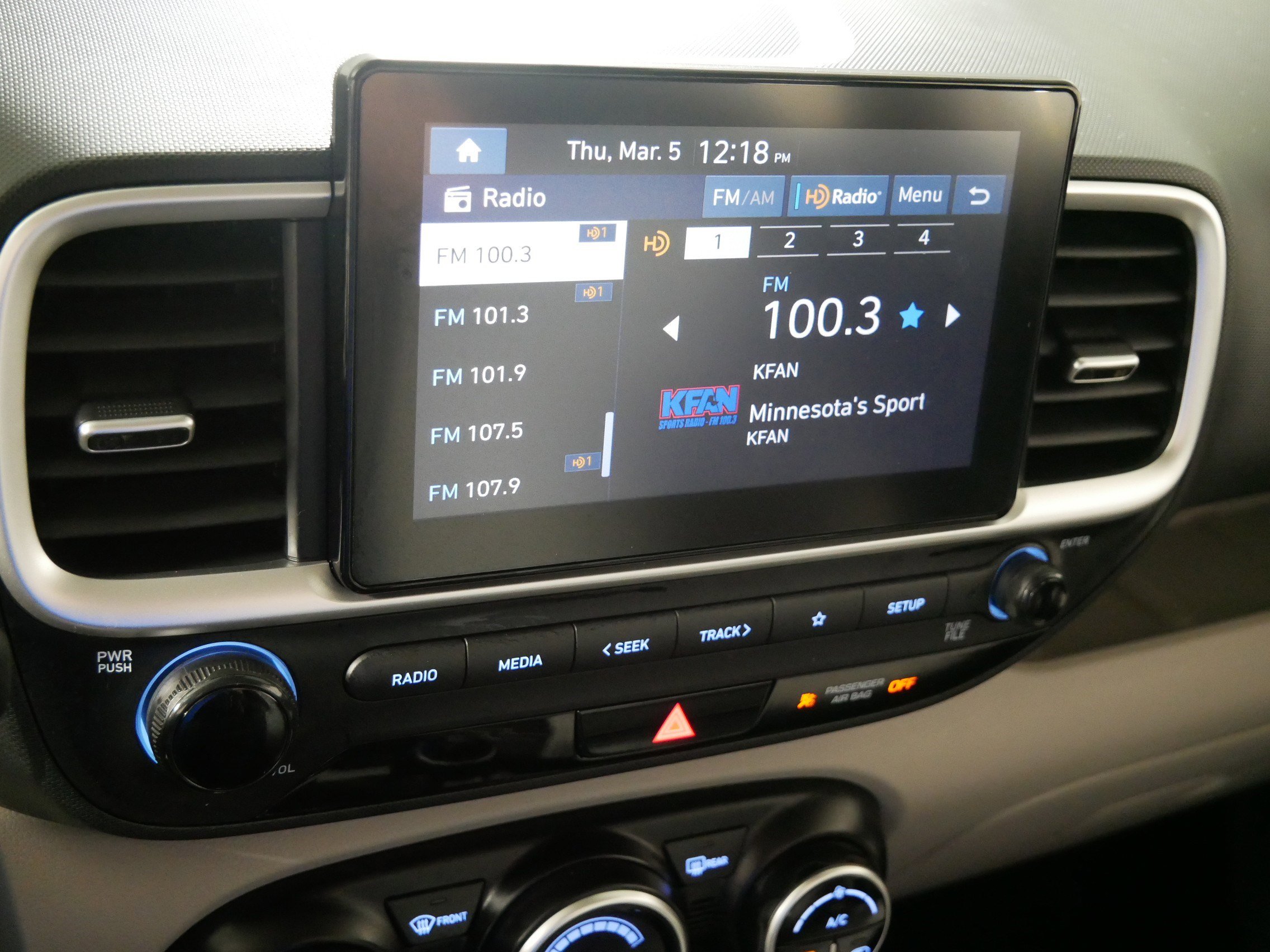 Used 2023 Hyundai Venue SEL image 22