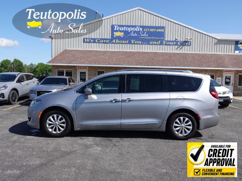 Used 2019 Chrysler Pacifica Touring-L FWD image 1