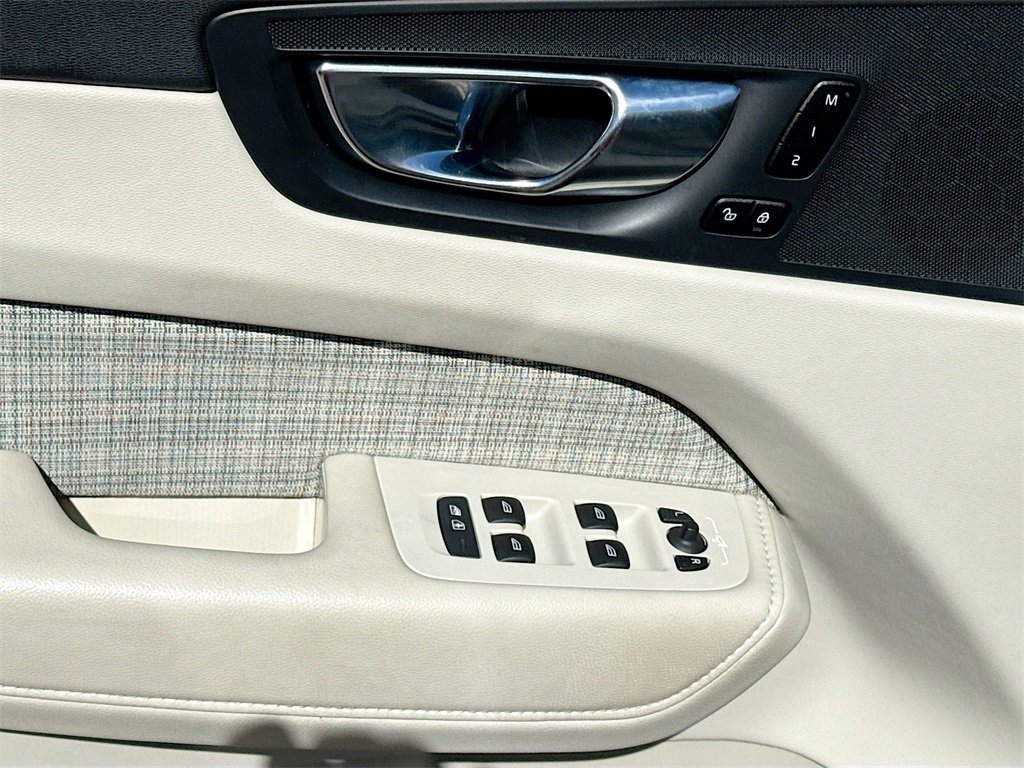Used 2022 Volvo XC60 B5 Momentum image 19