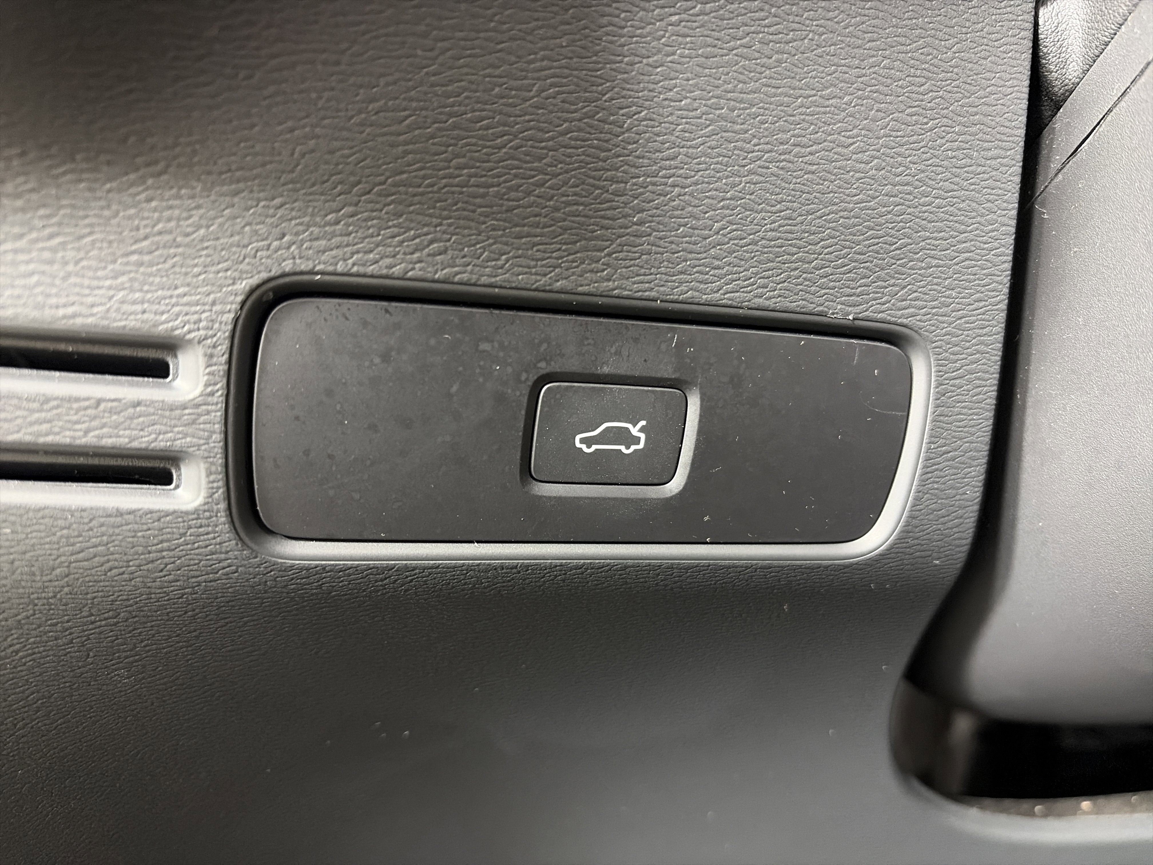 Used 2025 Volvo XC40 B5 Core image 30