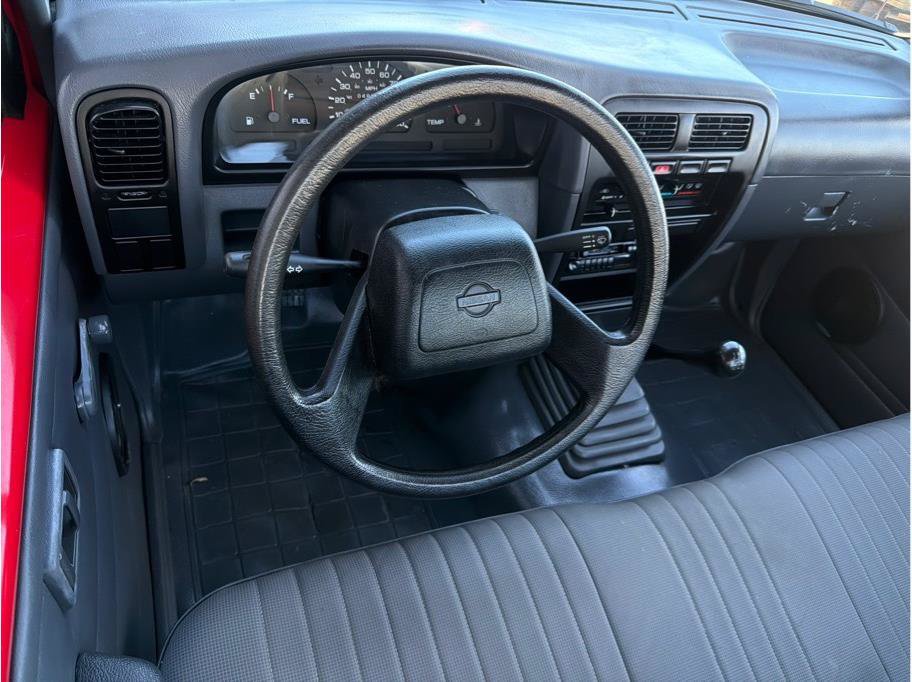 Used 1995 Nissan Pickup 2WD Regular Cab image 2
