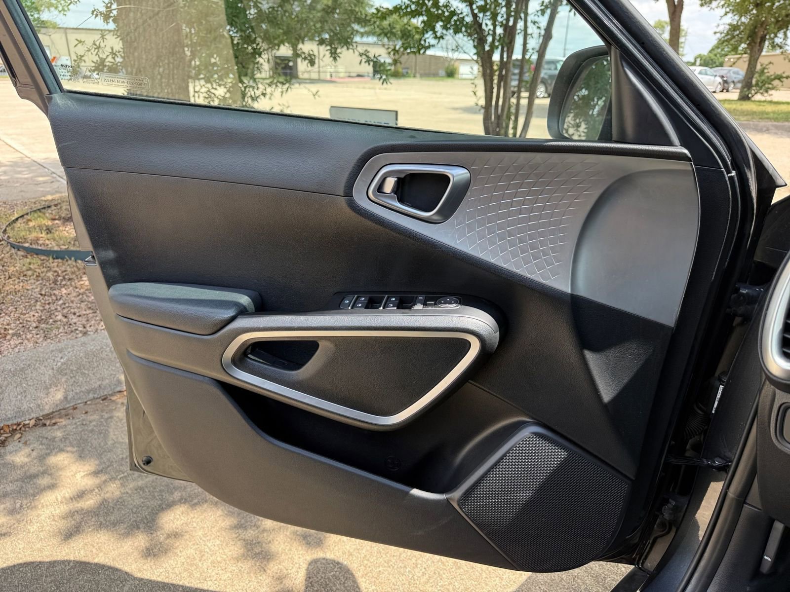 Used 2025 Kia Soul LX w/ LX Technology Package FWD image 18