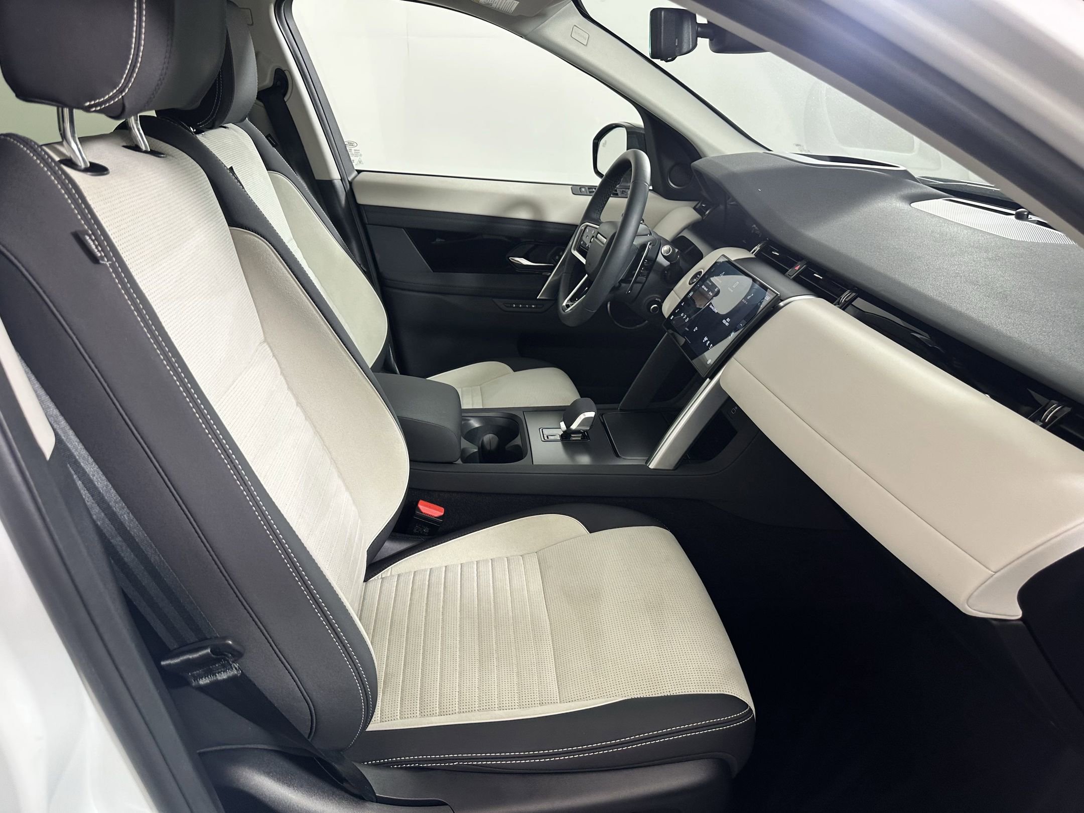 Certified 2024 Land Rover Discovery Sport S image 18