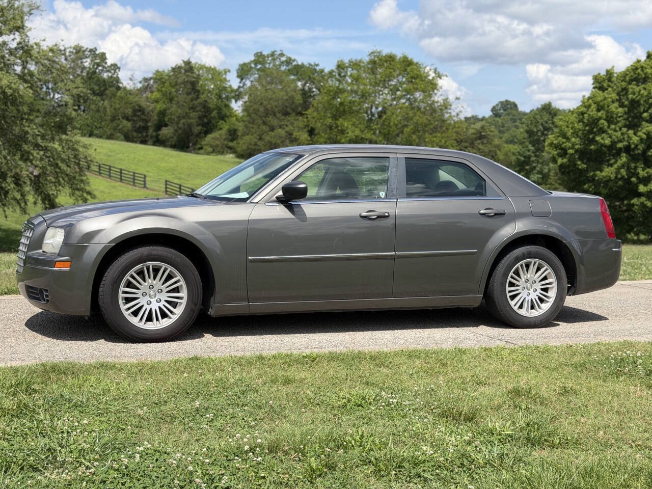 Used 2009 Chrysler 300 Touring RWD image 20