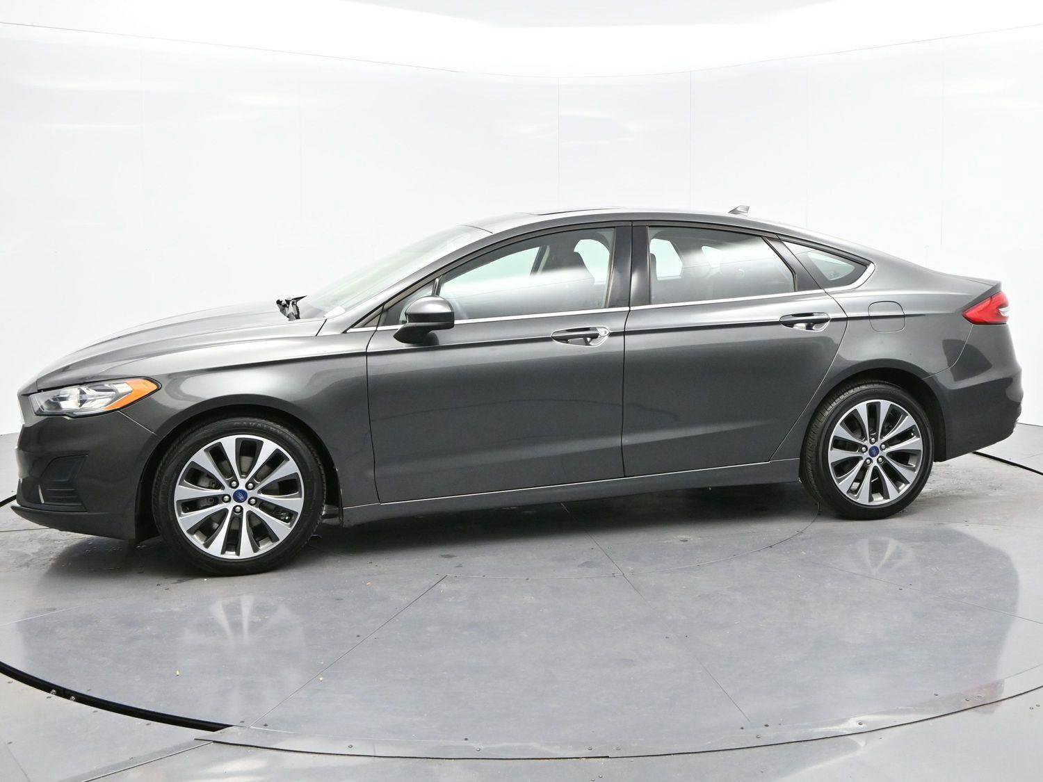 Used 2020 Ford Fusion SE image 4