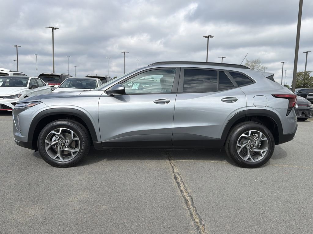 Used 2025 Chevrolet Trax LT image 2