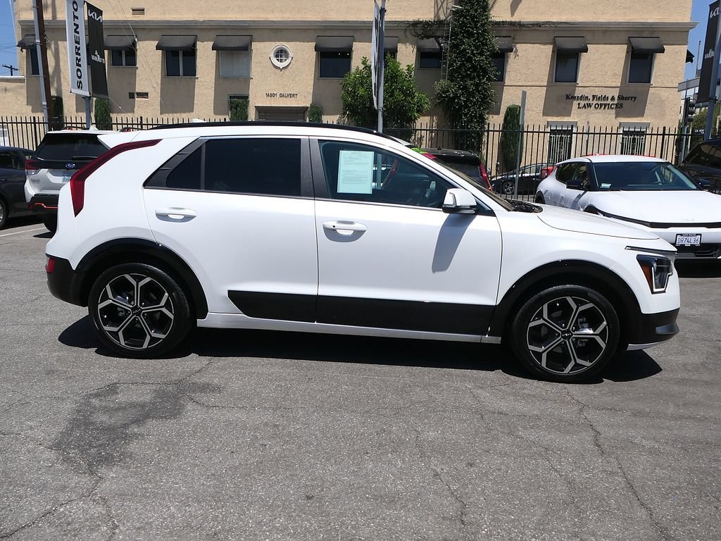 Used 2024 Kia Niro EX Touring FWD image 2