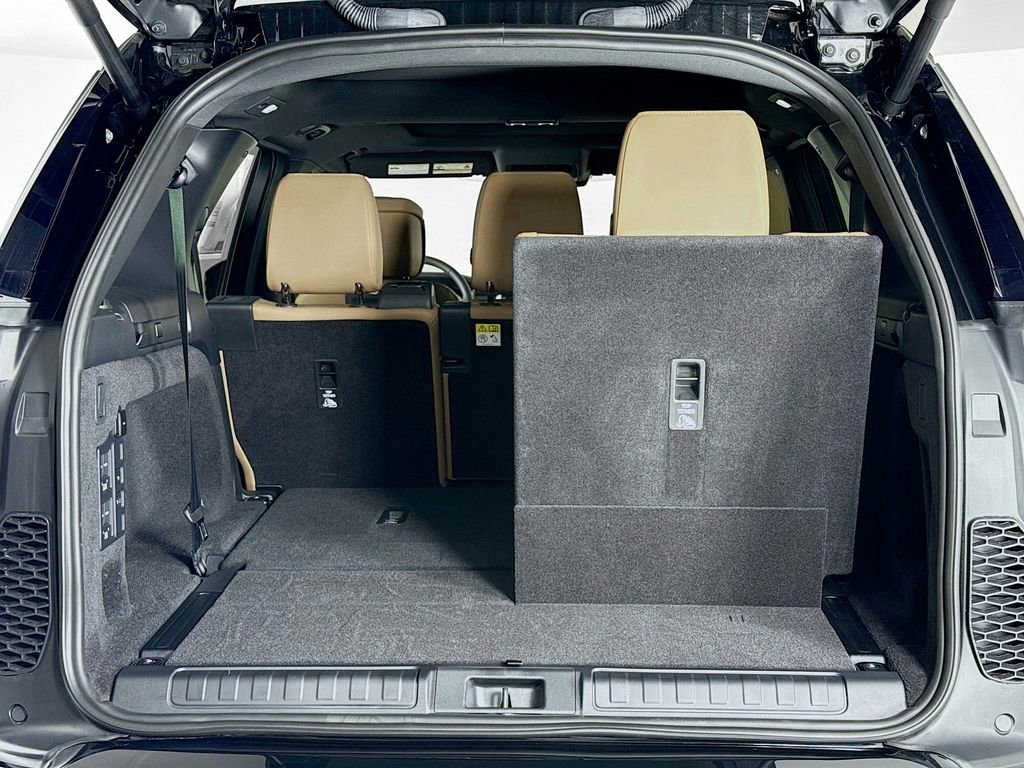 Used 2025 Land Rover Discovery Dynamic SE AWD/4WD image 23