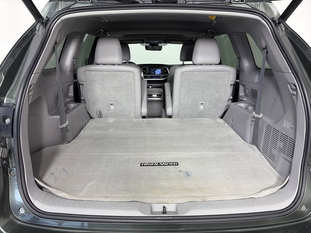 Used 2017 Toyota Highlander XLE w/ Carpet Mat Package AWD/4WD image 27