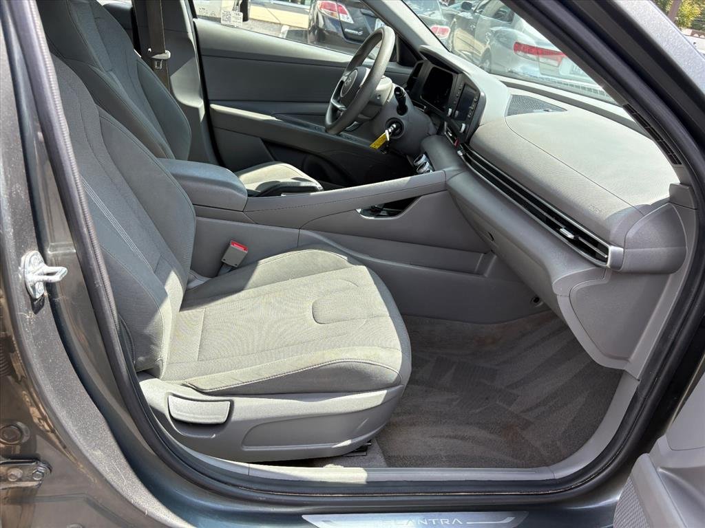 Used 2024 Hyundai Elantra SE FWD image 13