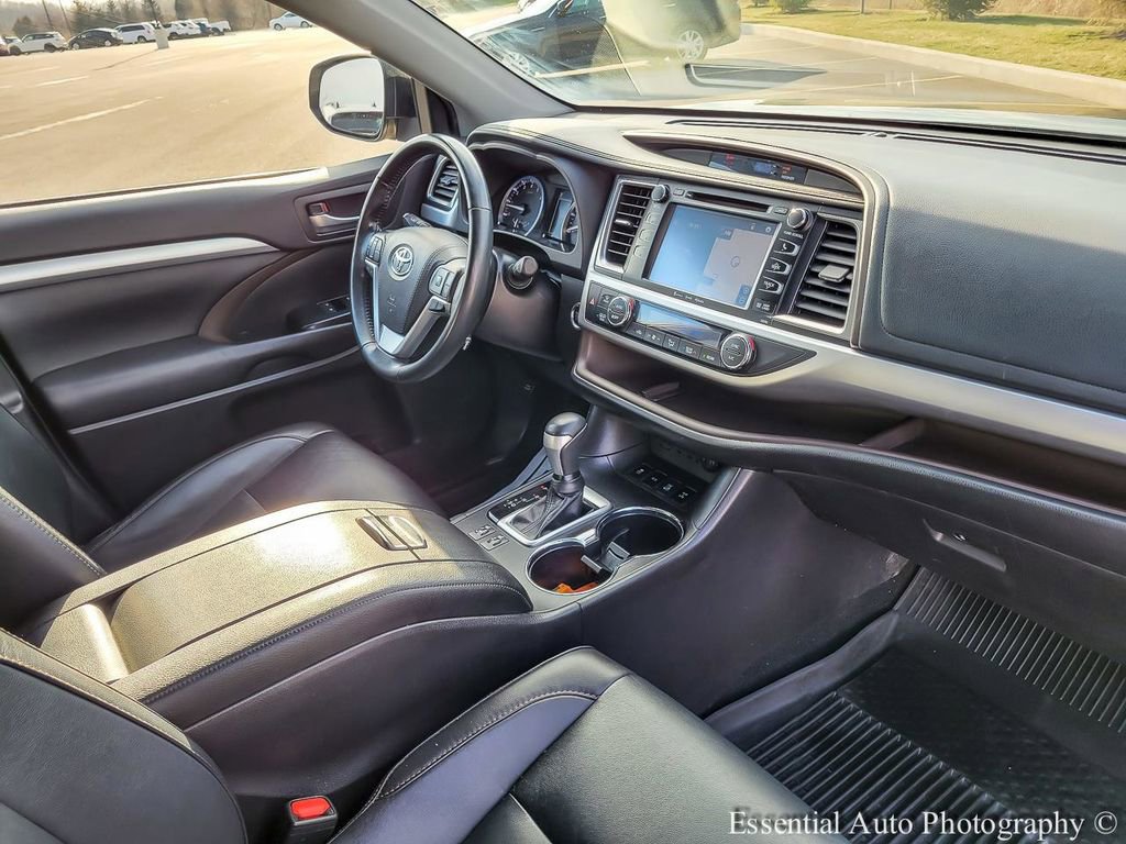 Used 2019 Toyota Highlander XLE AWD/4WD image 35