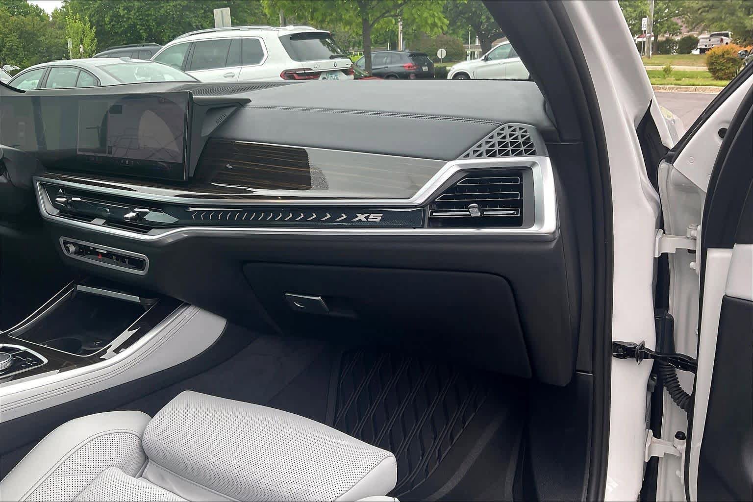 Certified 2025 BMW X5 xDrive40i w/ M Sport Package AWD/4WD image 18