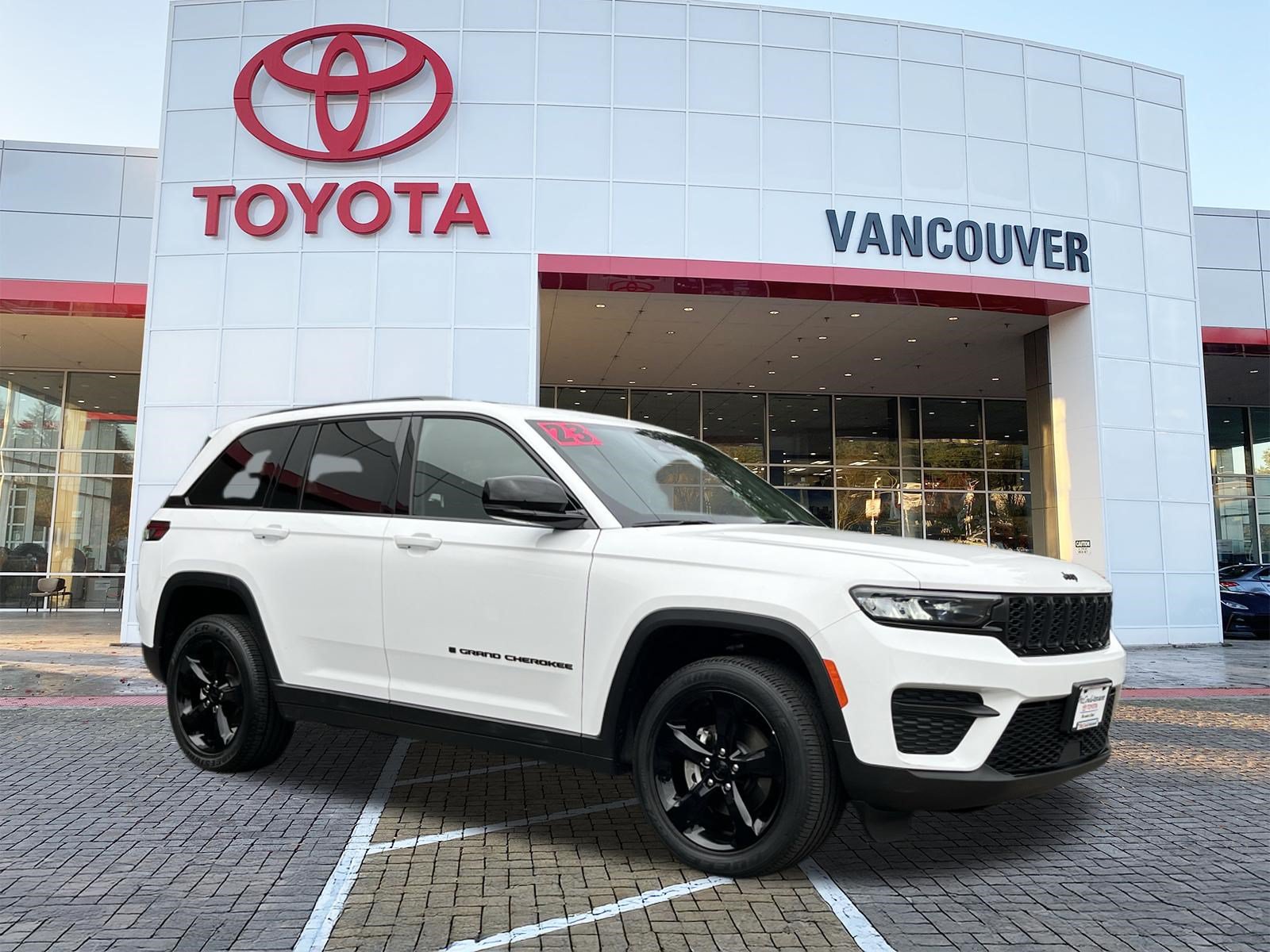 Used 2023 Jeep Grand Cherokee Altitude AWD/4WD image 1