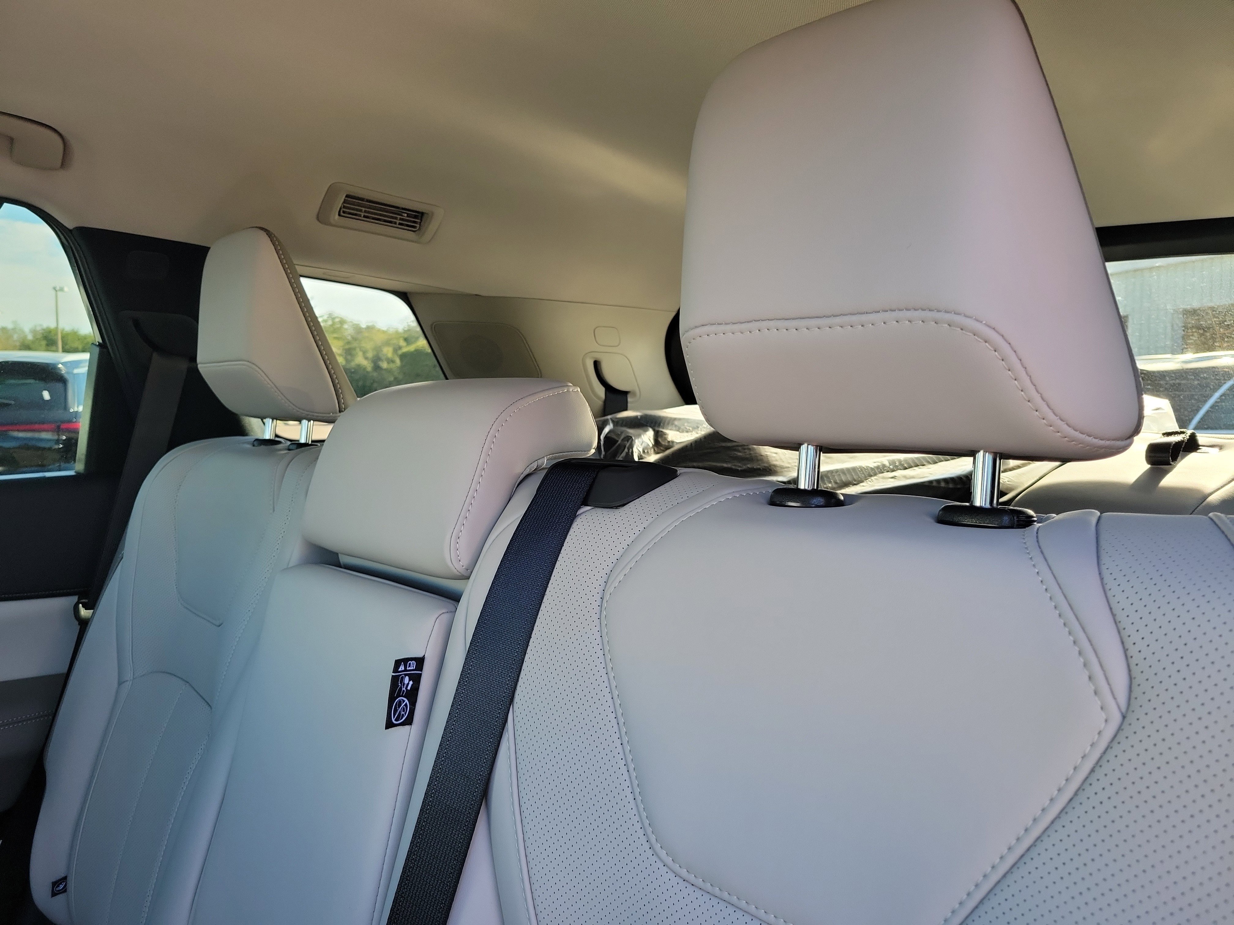 New 2026 INFINITI QX60 Luxe w/ Family Package image 9