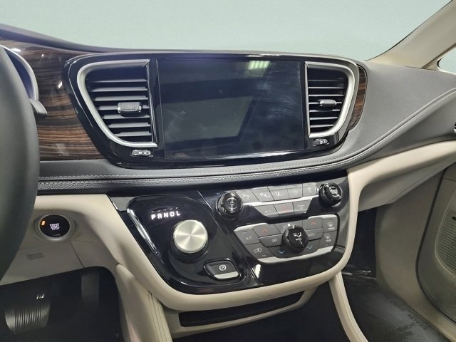 Used 2022 Chrysler Pacifica Limited AWD/4WD image 28