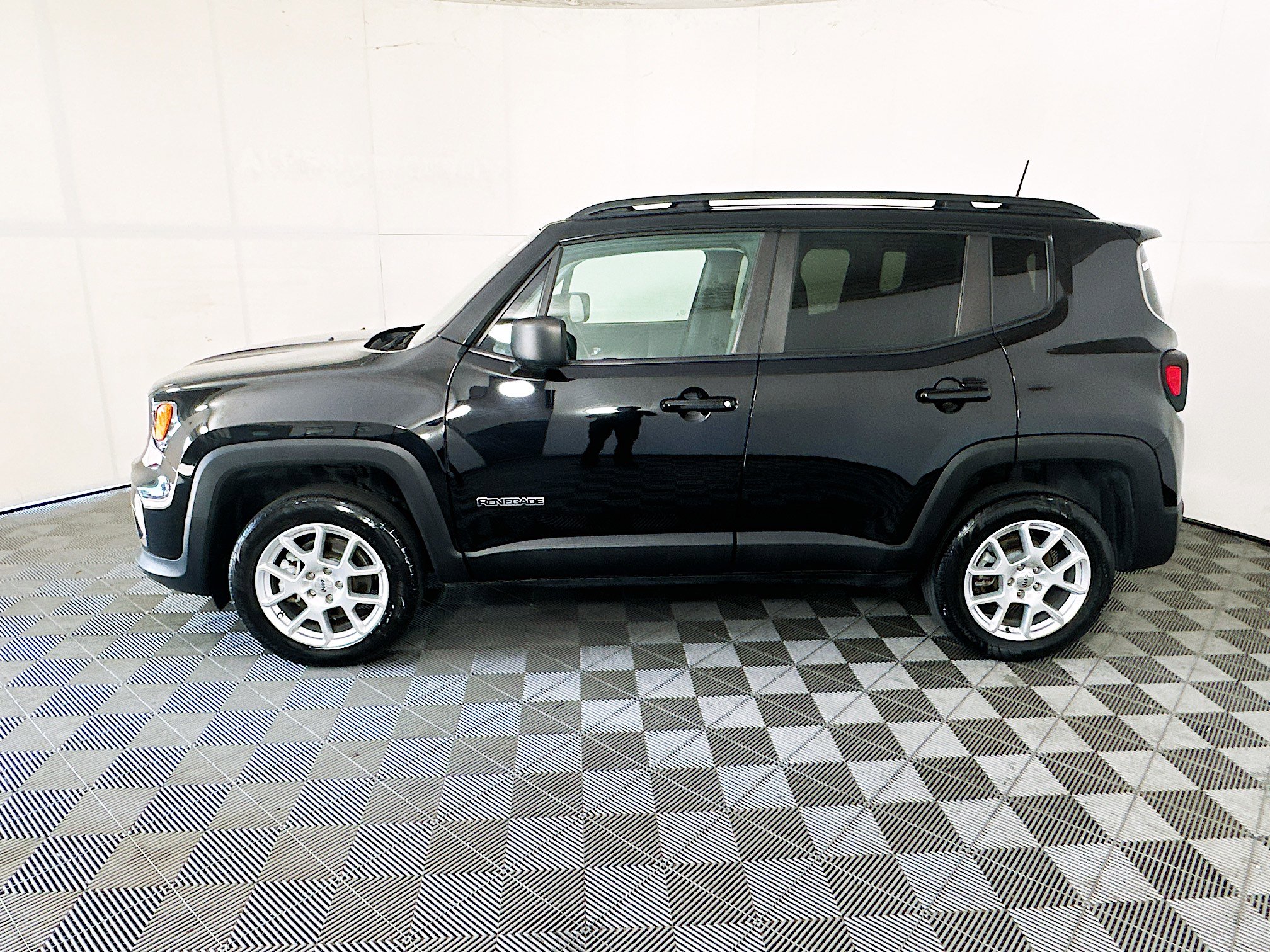 Used 2022 Jeep Renegade Latitude AWD/4WD image 6