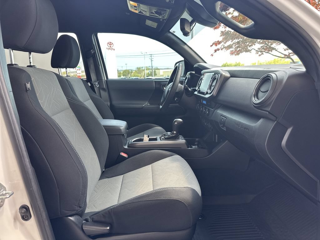Used 2022 Toyota Tacoma TRD Off-Road AWD/4WD image 13