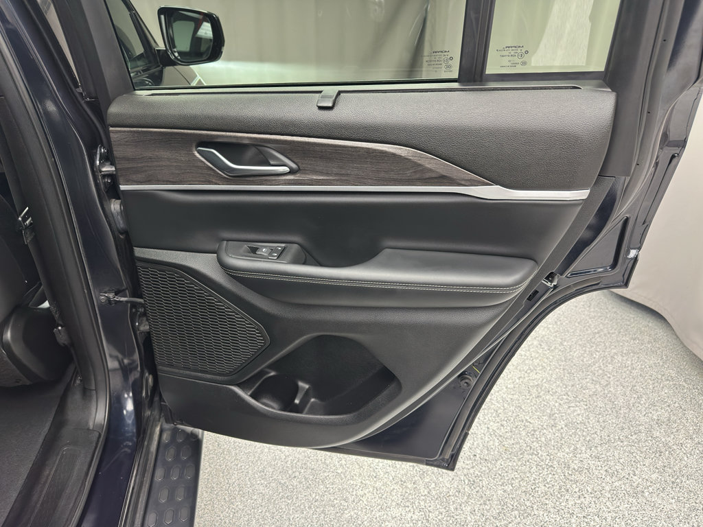 Used 2024 Jeep Grand Cherokee Limited w/ Luxury Tech Group II AWD/4WD image 15