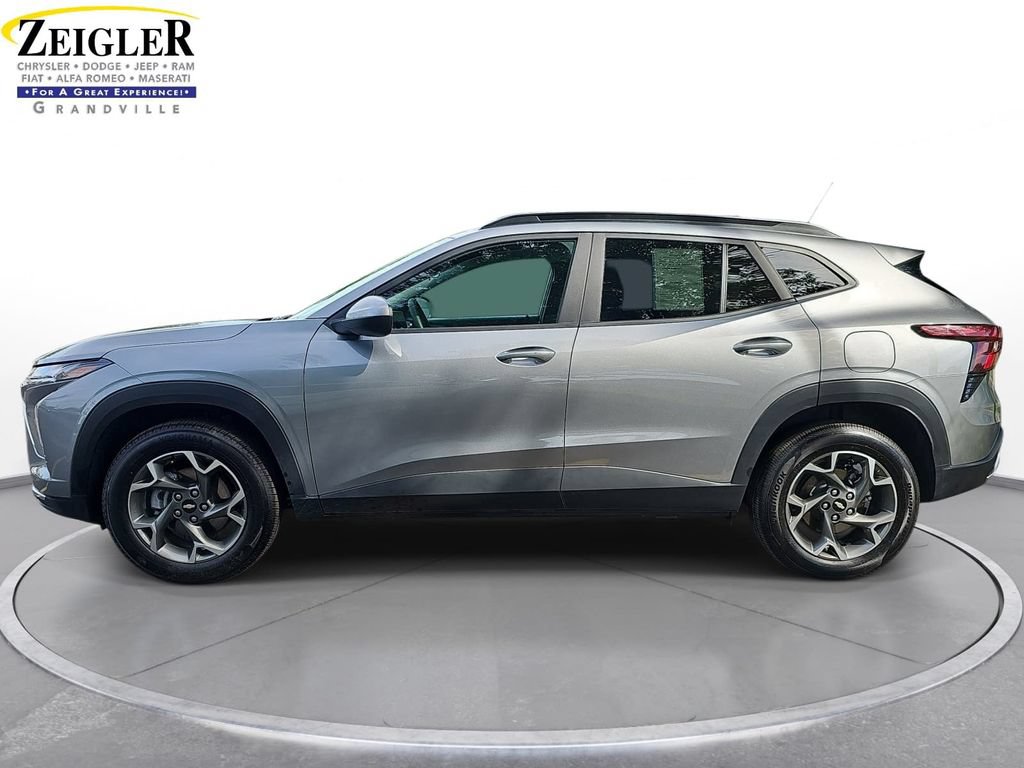 Used 2025 Chevrolet Trax LT w/ LT Convenience Package FWD image 8