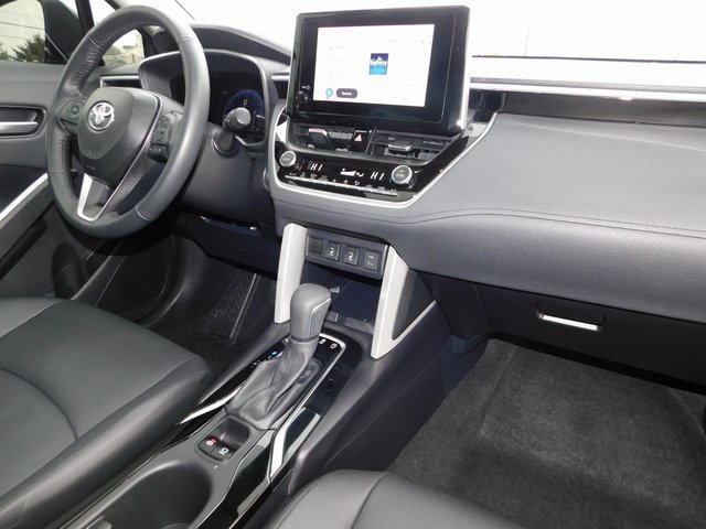 Used 2025 Toyota Corolla Cross XLE w/ Convenience Package image 18