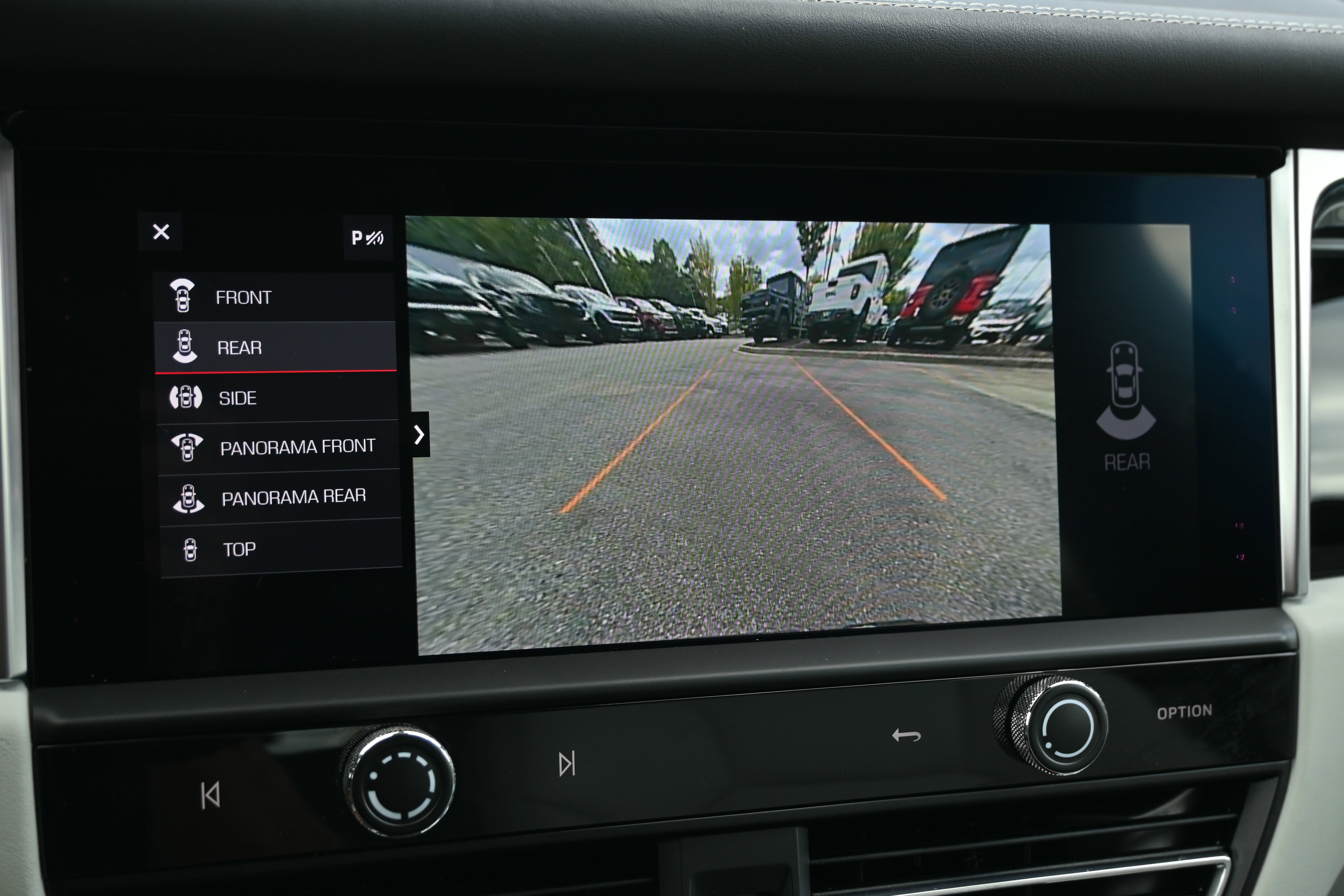 Used 2024 Porsche Macan w/ Premium Plus Package image 15