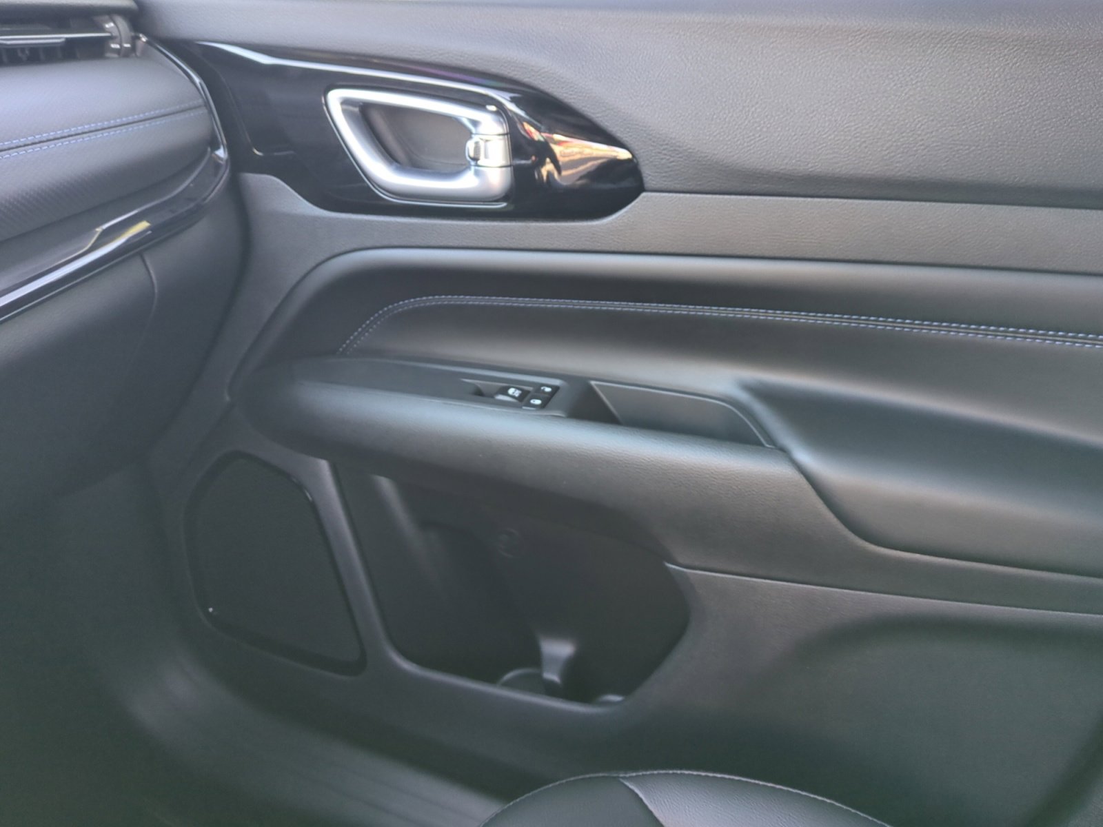 New 2026 Jeep Compass Latitude image 16