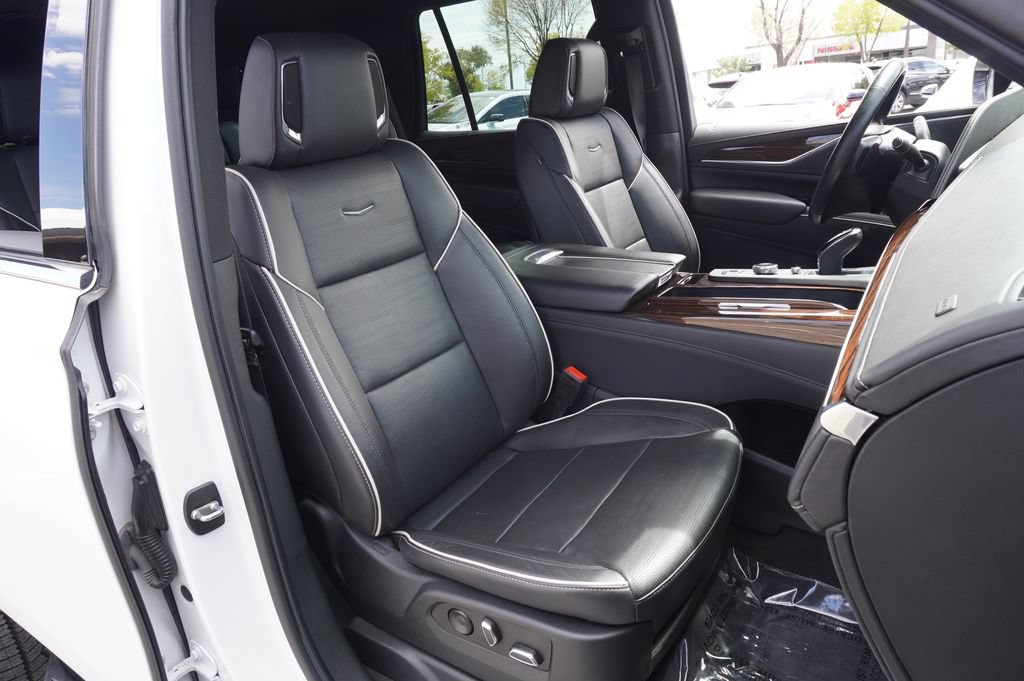 Used 2022 Cadillac Escalade Premium Luxury AWD/4WD image 16