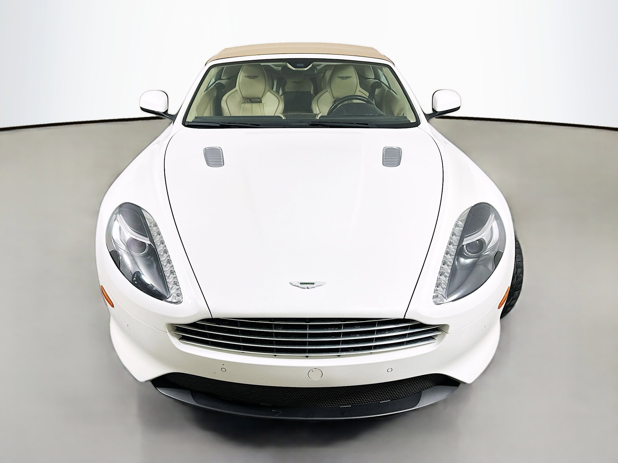 Used 2015 Aston Martin DB9 Volante image 2