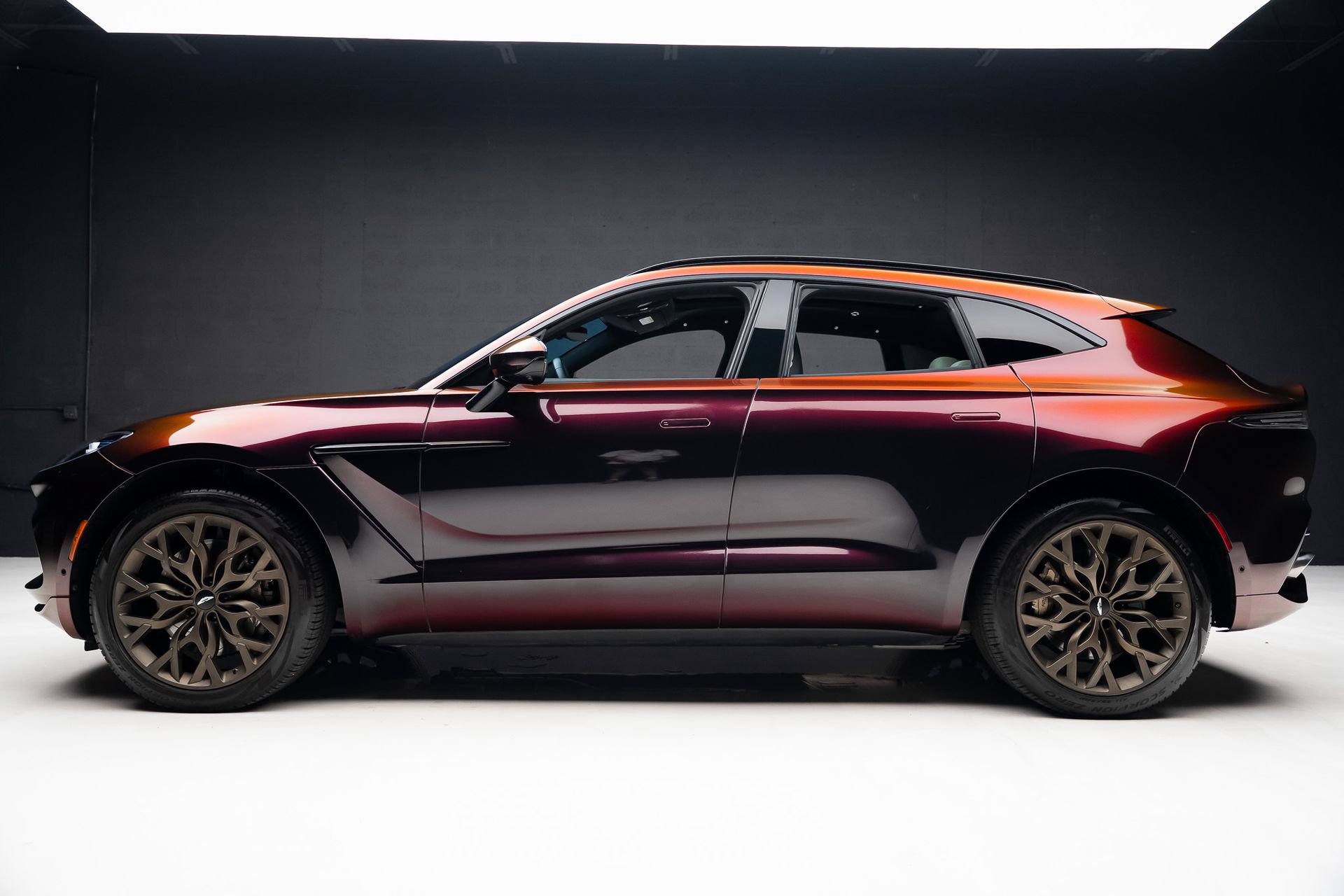 Used 2023 Aston Martin DBX AWD/4WD image 17