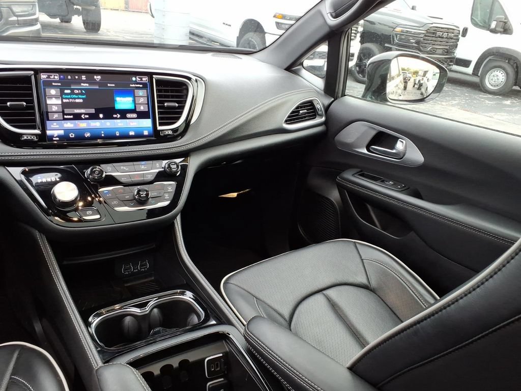 Certified 2025 Chrysler Pacifica Limited FWD image 15