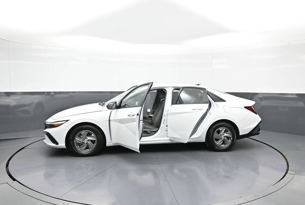 Certified 2025 Hyundai Elantra SE w/ Cargo Package FWD image 42