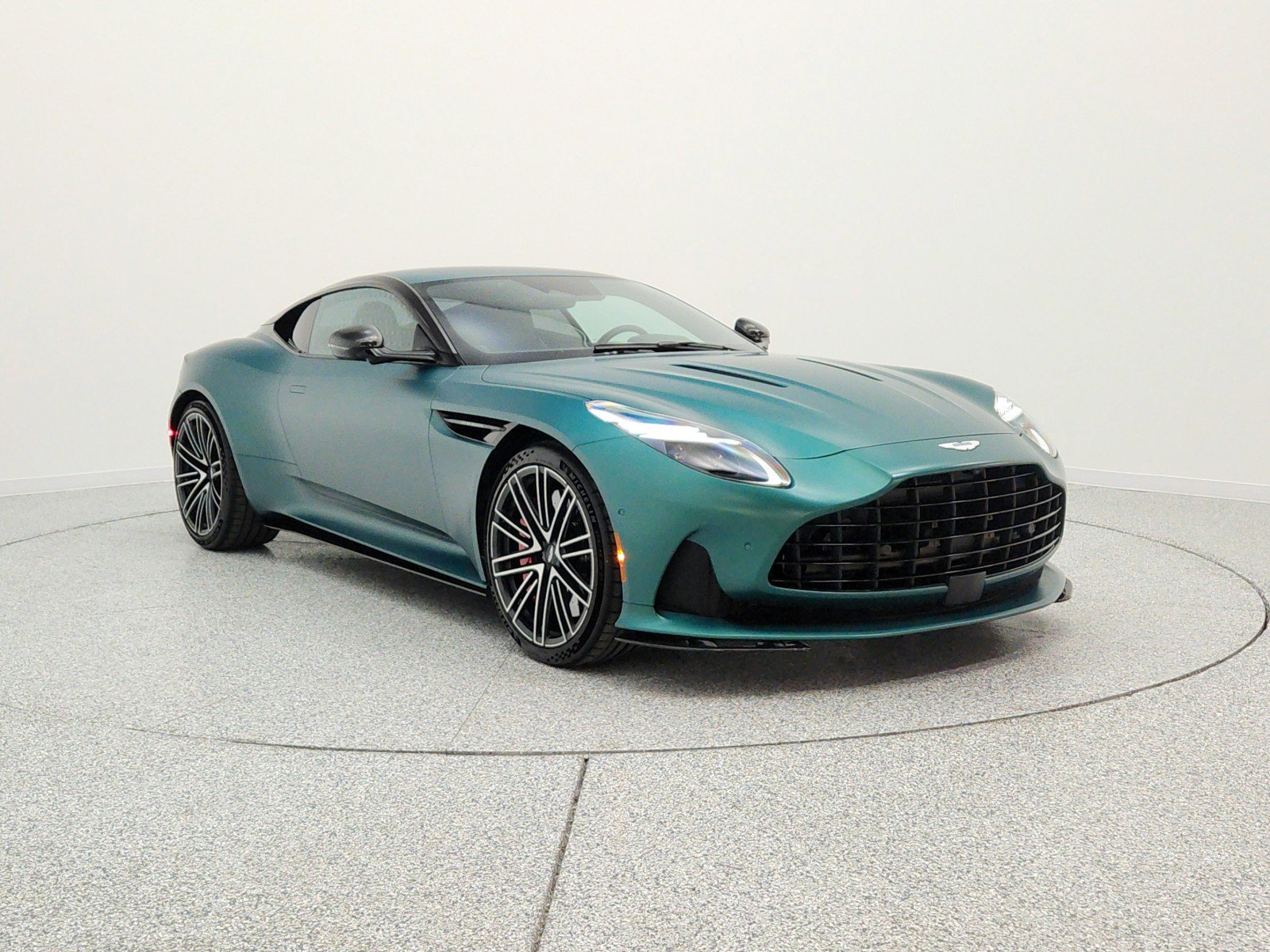 Used 2024 Aston Martin DB12 Coupe RWD image 3