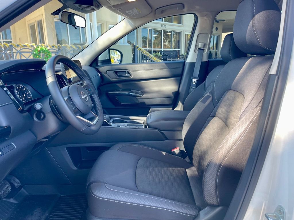 Used 2024 Nissan Pathfinder SV image 11