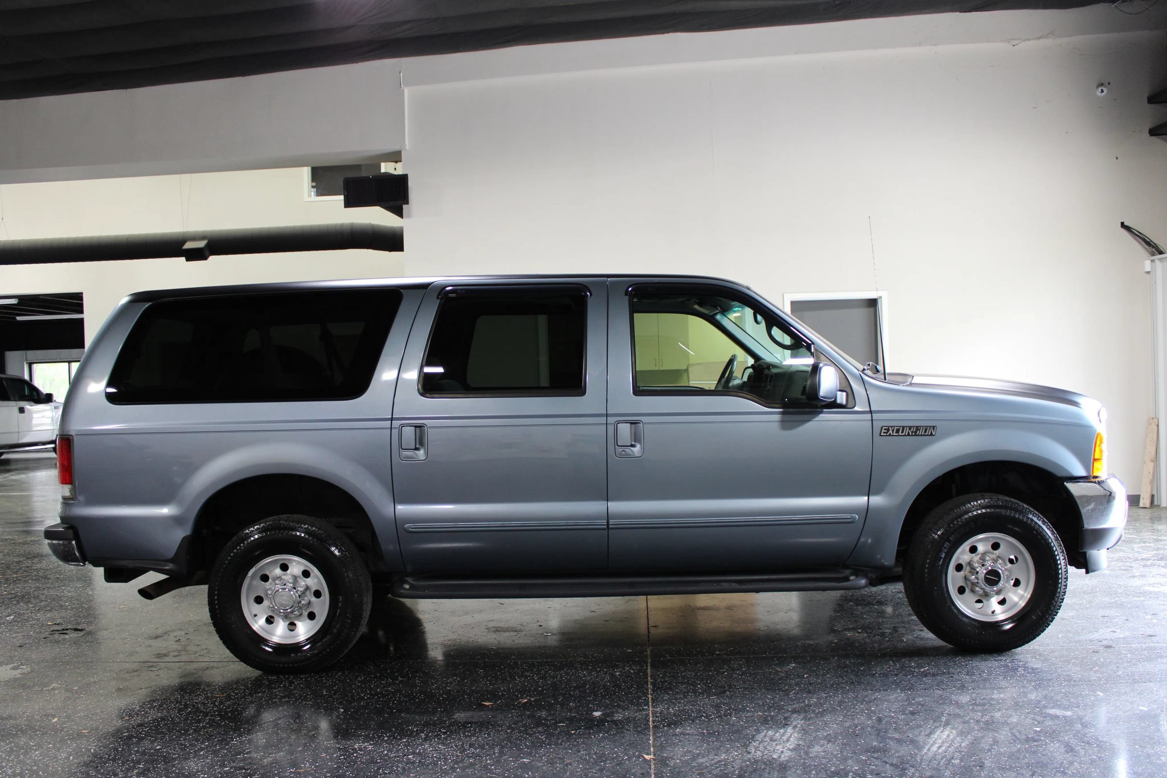 Used 2000 Ford Excursion XLT AWD/4WD image 2