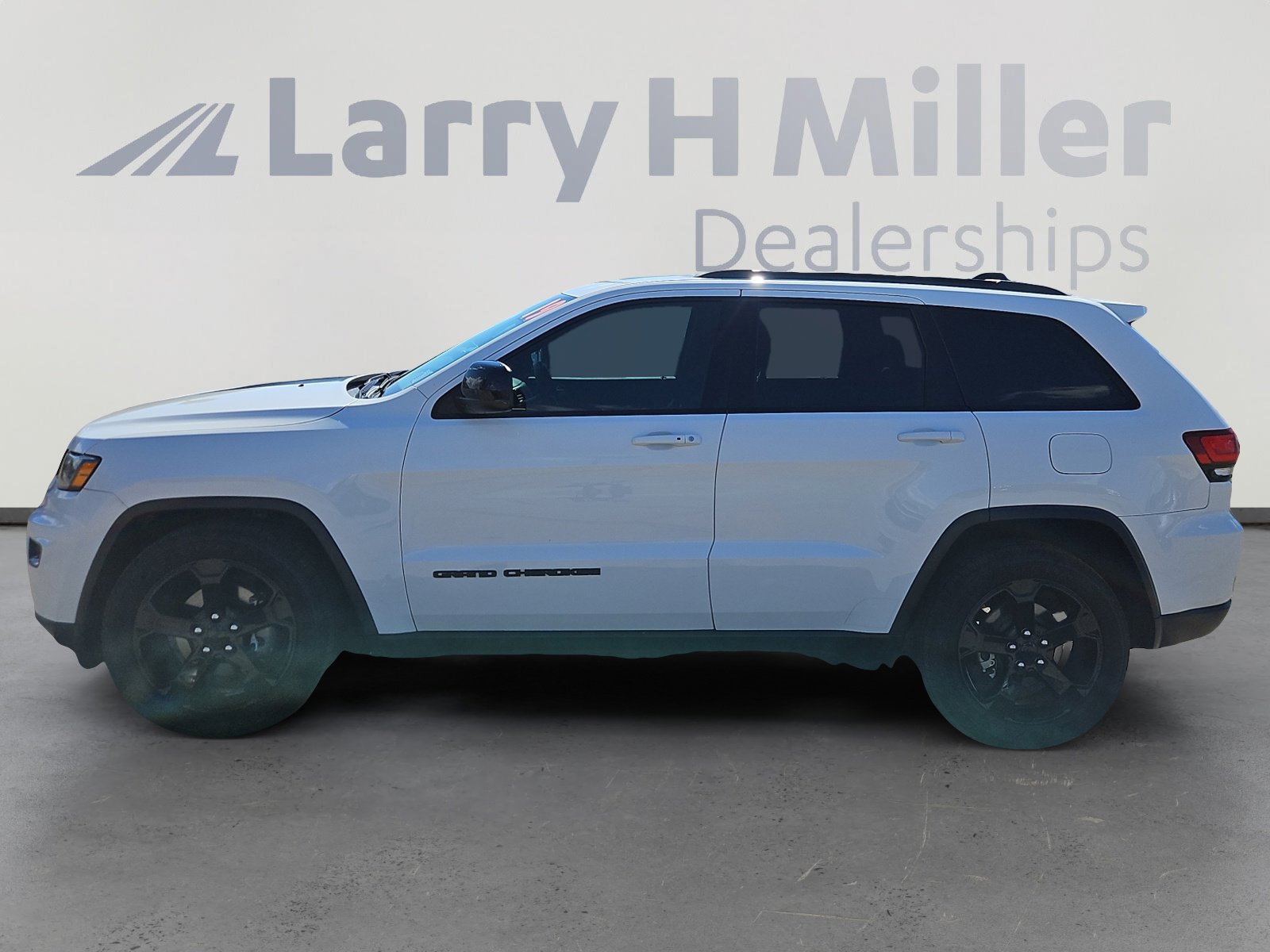Used 2019 Jeep Grand Cherokee Laredo image 2