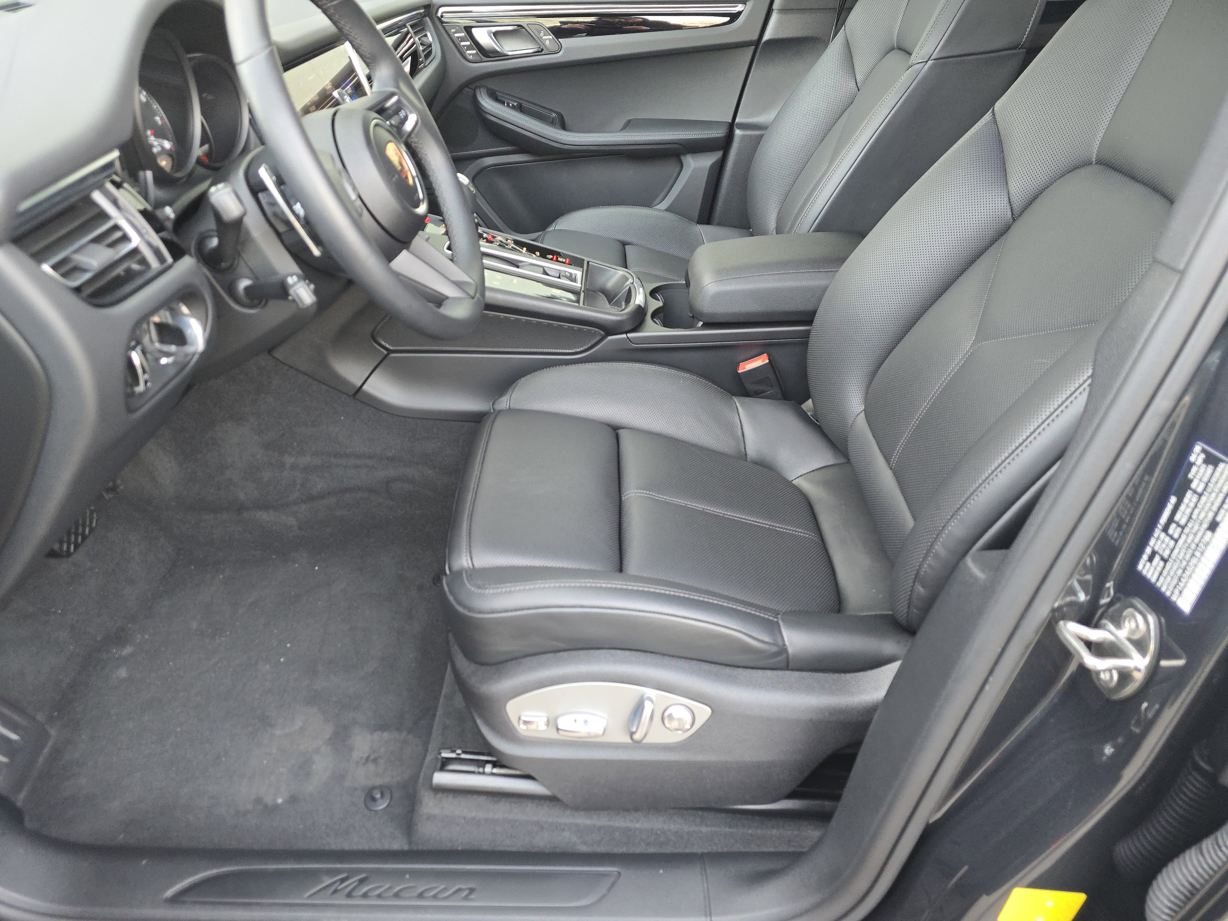 Certified 2025 Porsche Macan image 5