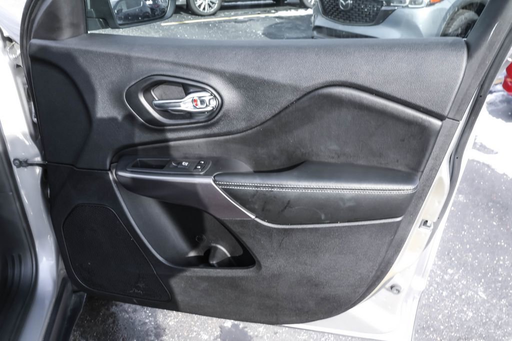 Used 2020 Jeep Cherokee Latitude Lux w/ Comfort/Convenience Group AWD/4WD image 36