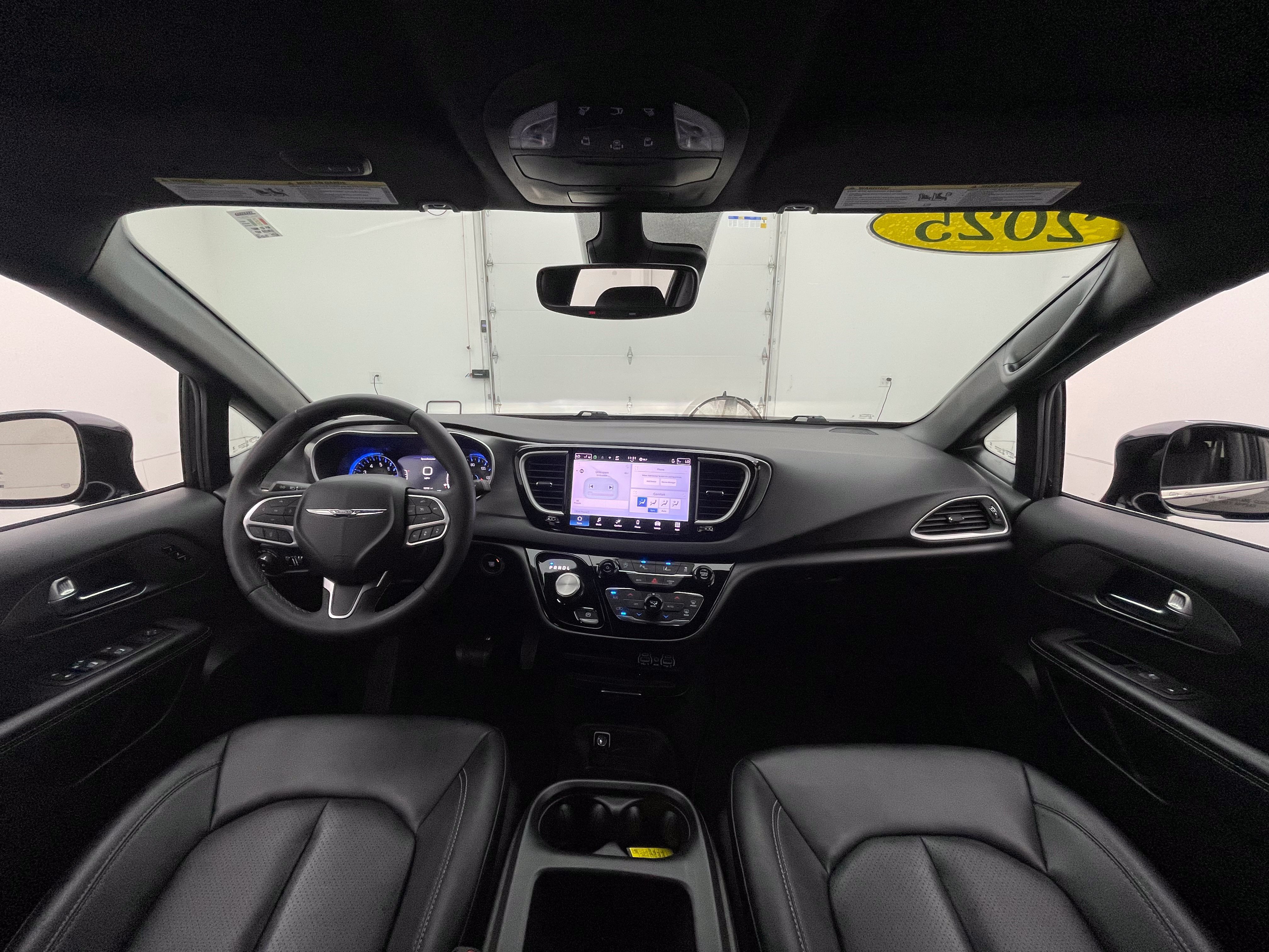 Used 2025 Chrysler Pacifica Select FWD image 3