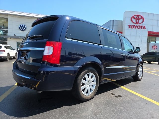 Used 2012 Chrysler Town & Country Touring-L w/ Driver Convenience Group FWD image 7