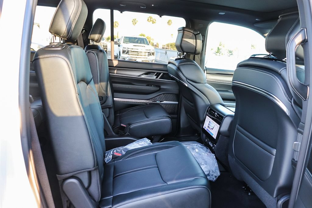 New 2026 Jeep Grand Wagoneer Summit AWD/4WD image 19