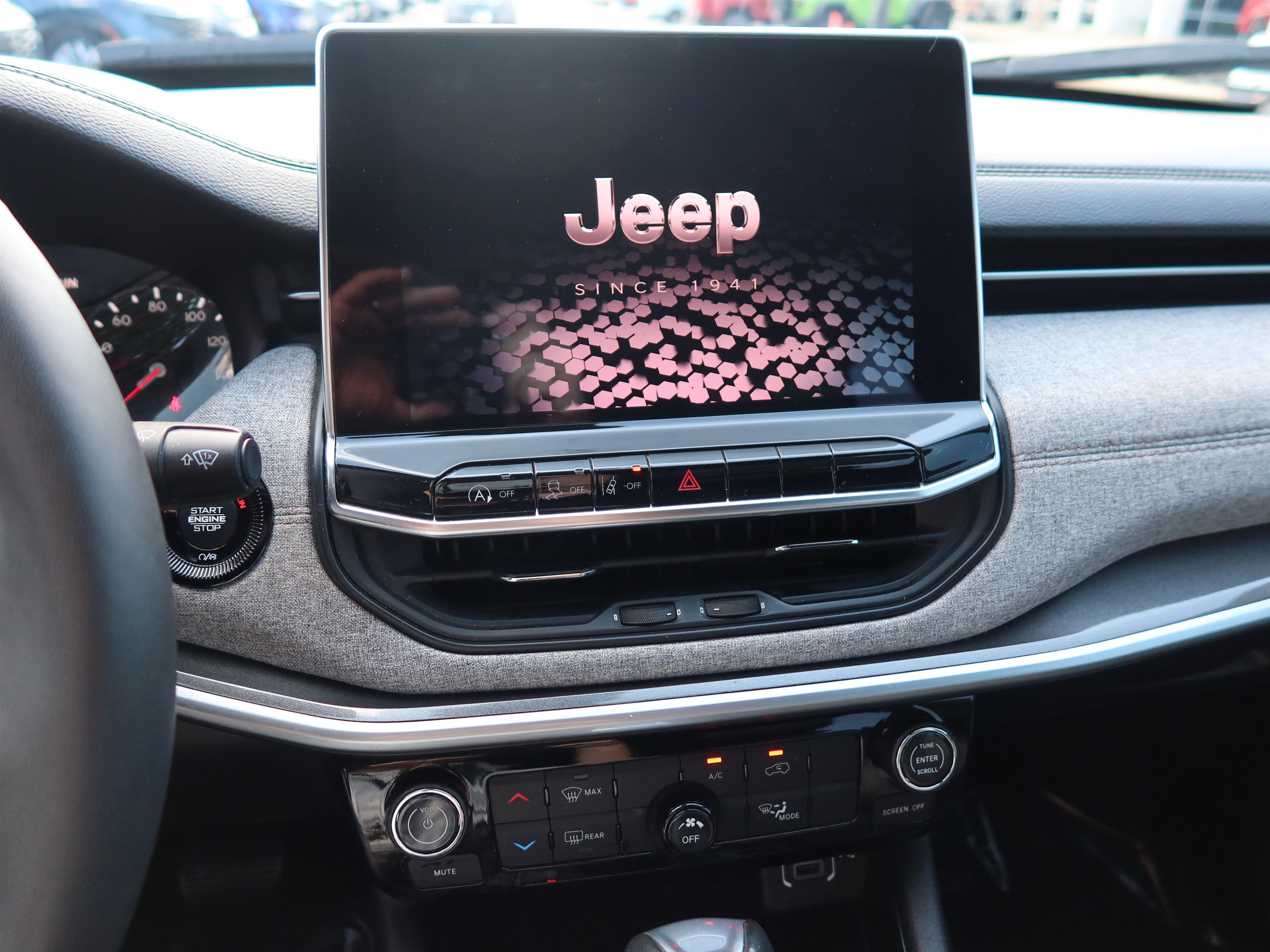 Used 2024 Jeep Compass Latitude AWD/4WD image 18