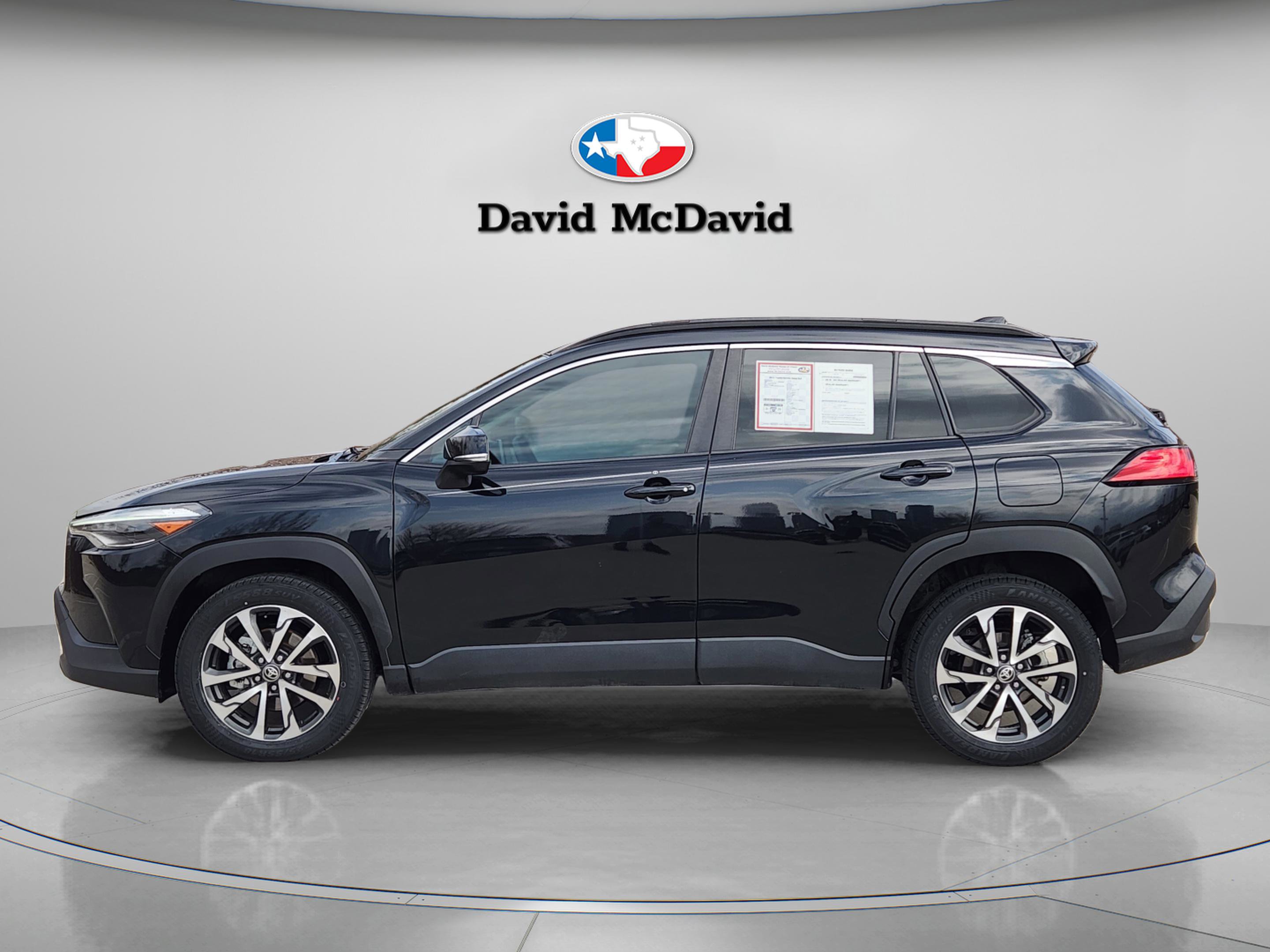 Used 2022 Toyota Corolla Cross XLE w/ Convenience Package image 2