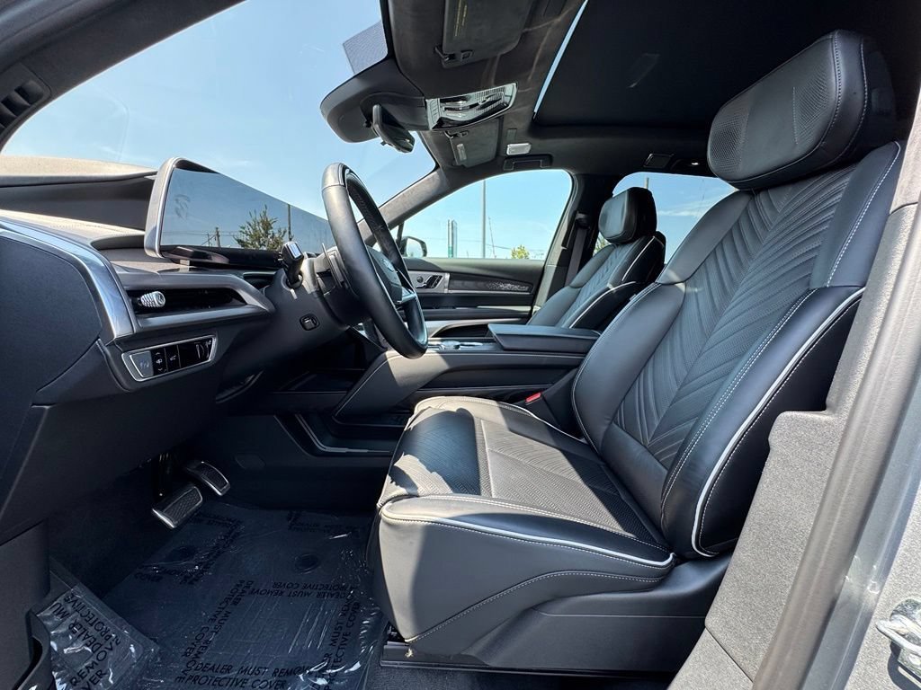Used 2026 Cadillac Vistiq Platinum w/ LPO, Floor Liner Package AWD/4WD image 23