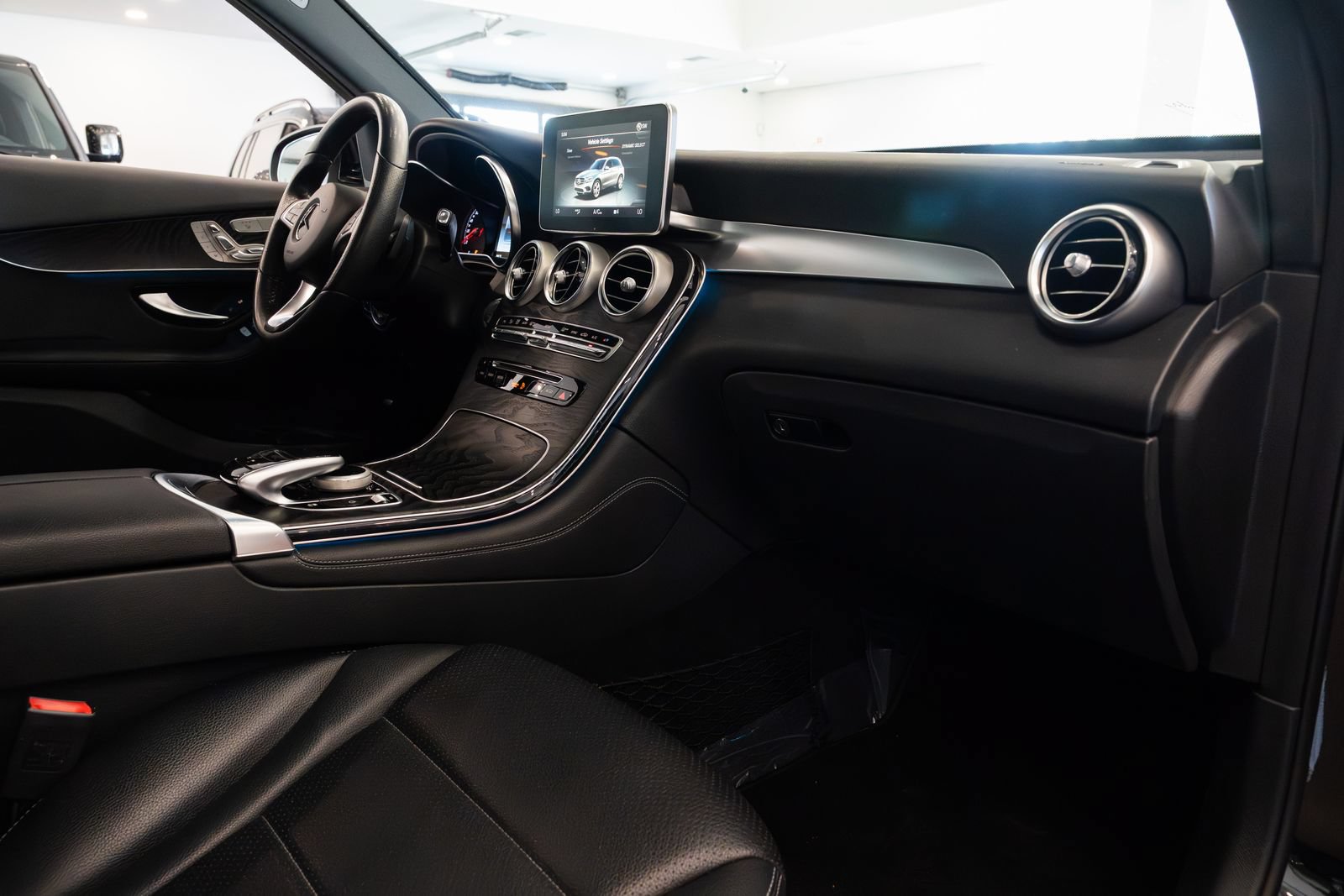 Used 2017 Mercedes-Benz GLC 300 4MATIC image 25
