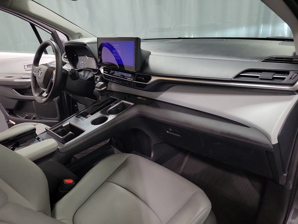 Used 2025 Toyota Sienna XLE w/ XLE Plus Package FWD image 23