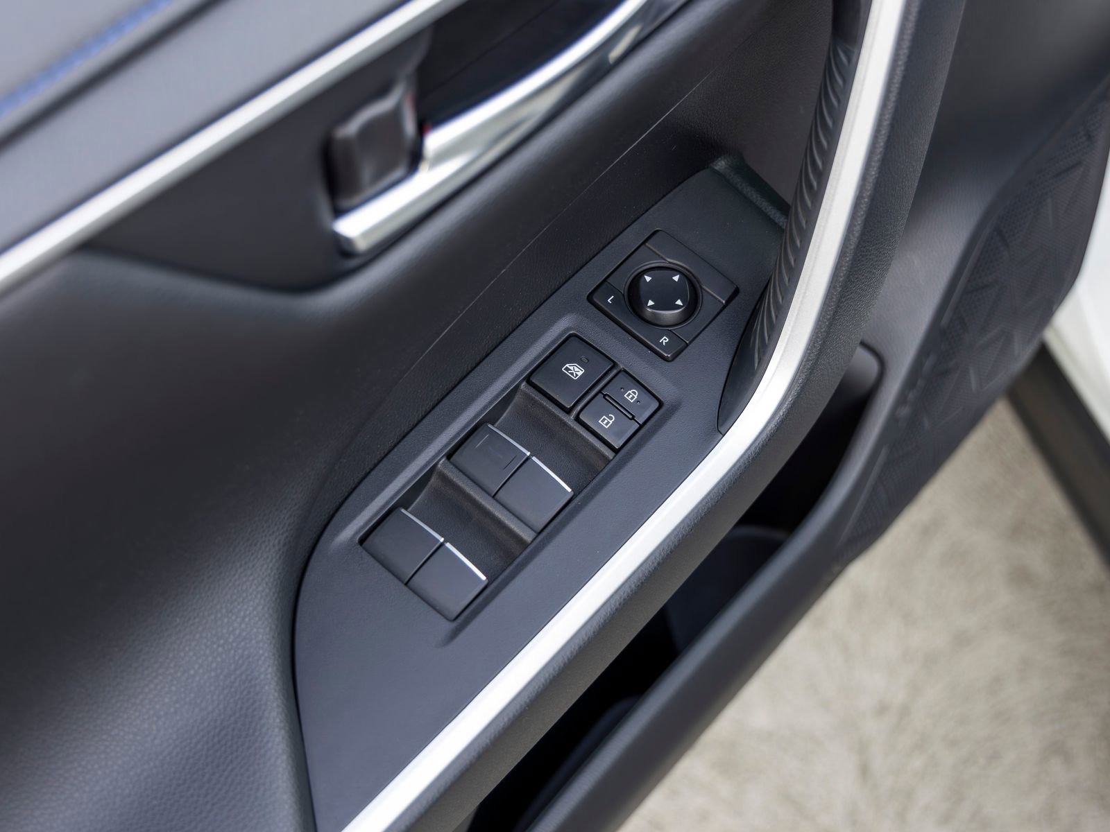 Used 2019 Toyota RAV4 XSE AWD/4WD image 28