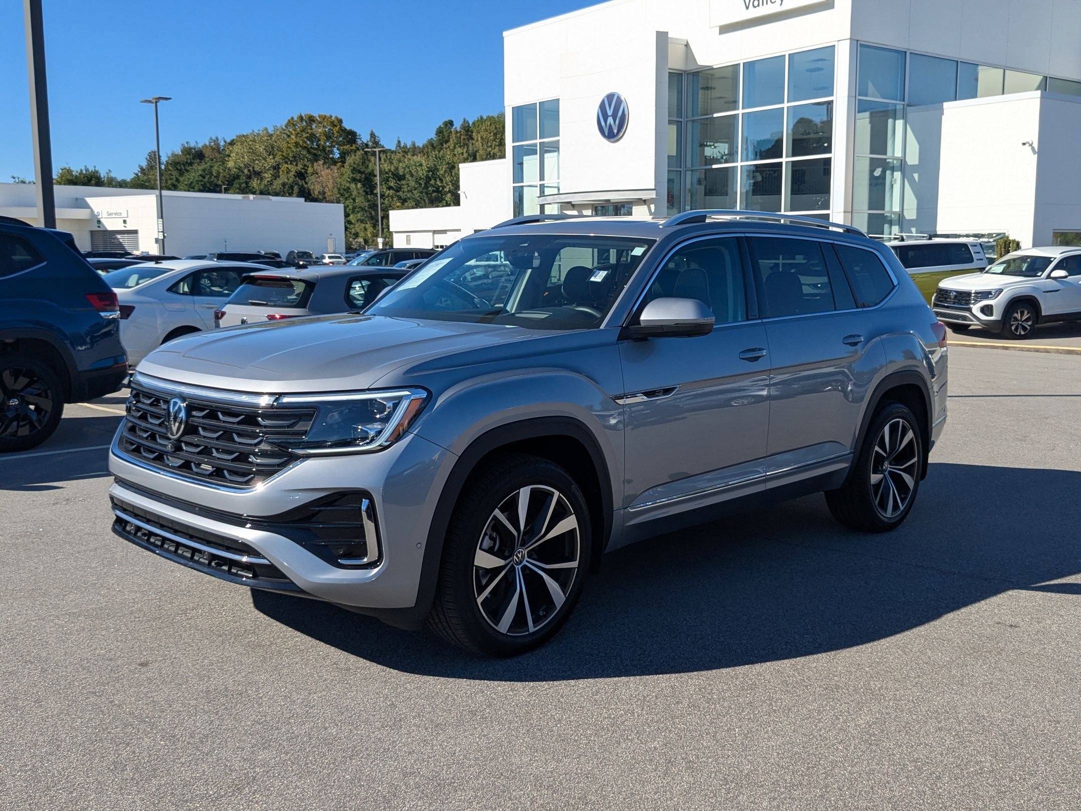 Used 2025 Volkswagen Atlas SEL Premium R-Line image 7