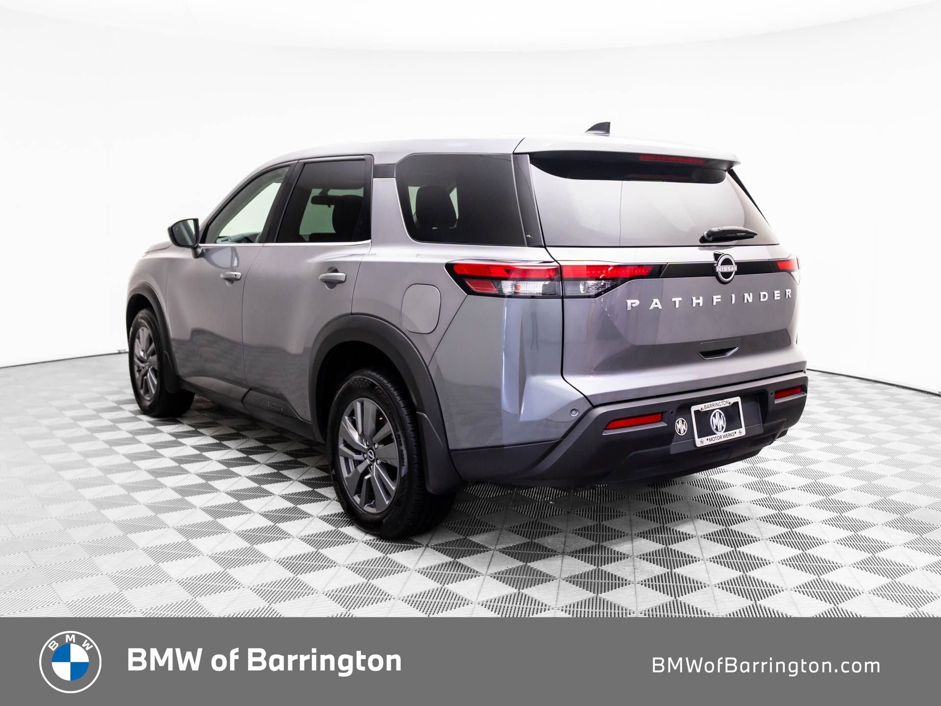 Used 2024 Nissan Pathfinder S image 3